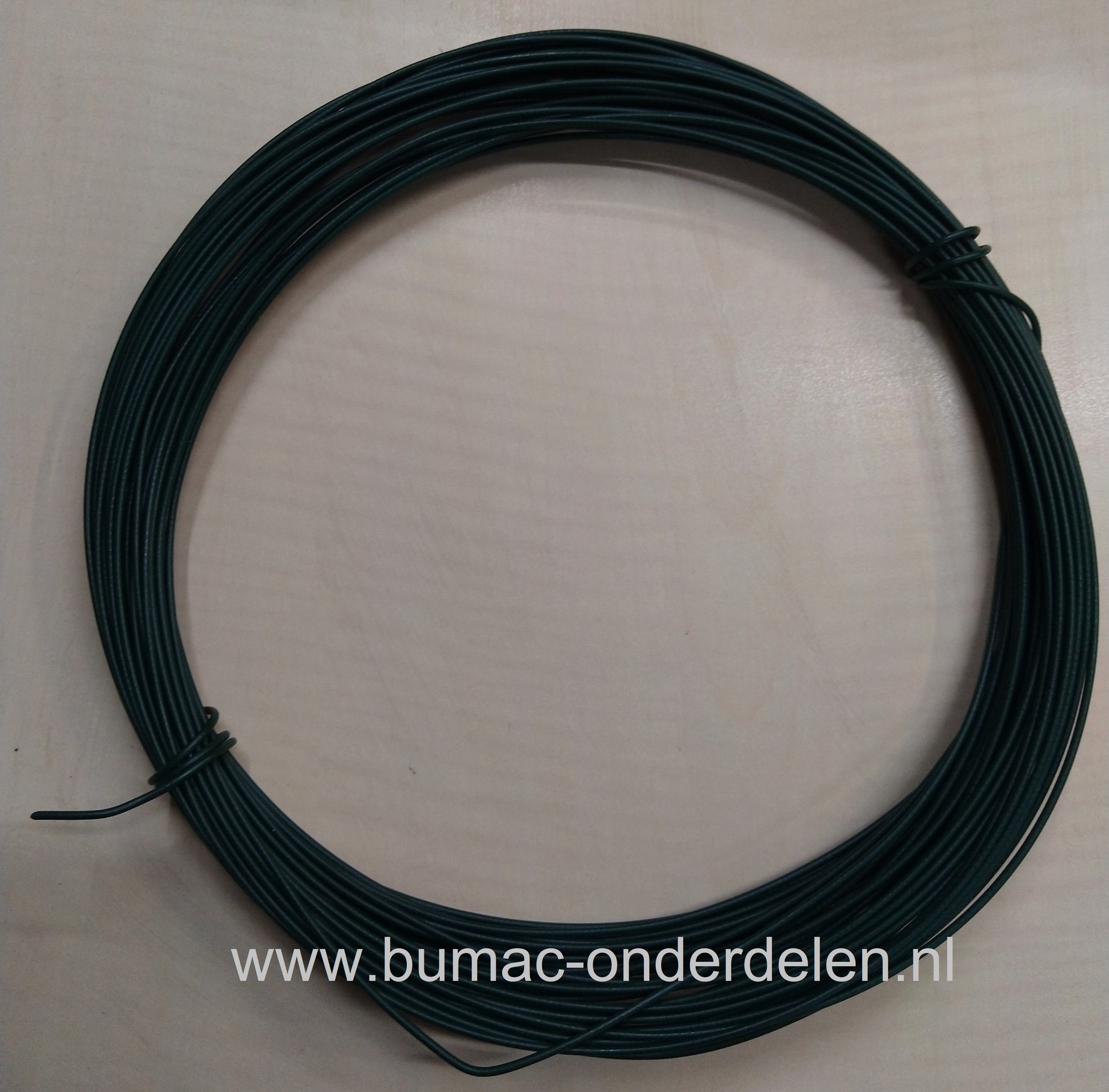 Spandraad van groen geplastificeerd, verzinkt staal, Ø2mmx25m Geschikt voor het spannen van een hekwerk en vele andere toepassingen. Dit draad is geplastificeerd zodat het niet gaat roesten en lange tijd in een goede conditie blijft. hekpalen, tuinhek, dr