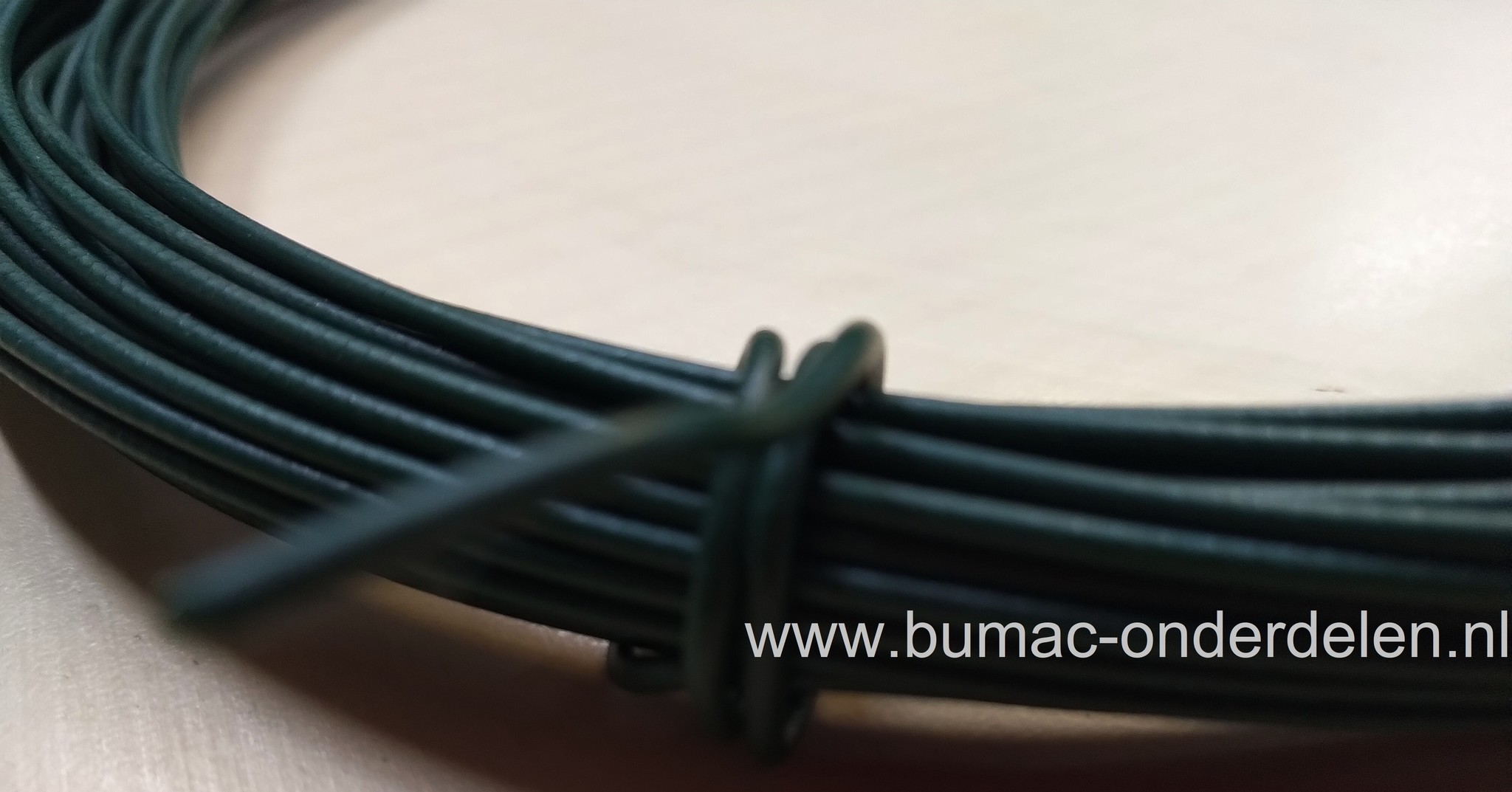 Spandraad van groen geplastificeerd, verzinkt staal, Ø2mmx25m Geschikt voor het spannen van een hekwerk en vele andere toepassingen. Dit draad is geplastificeerd zodat het niet gaat roesten en lange tijd in een goede conditie blijft. hekpalen, tuinhek, dr