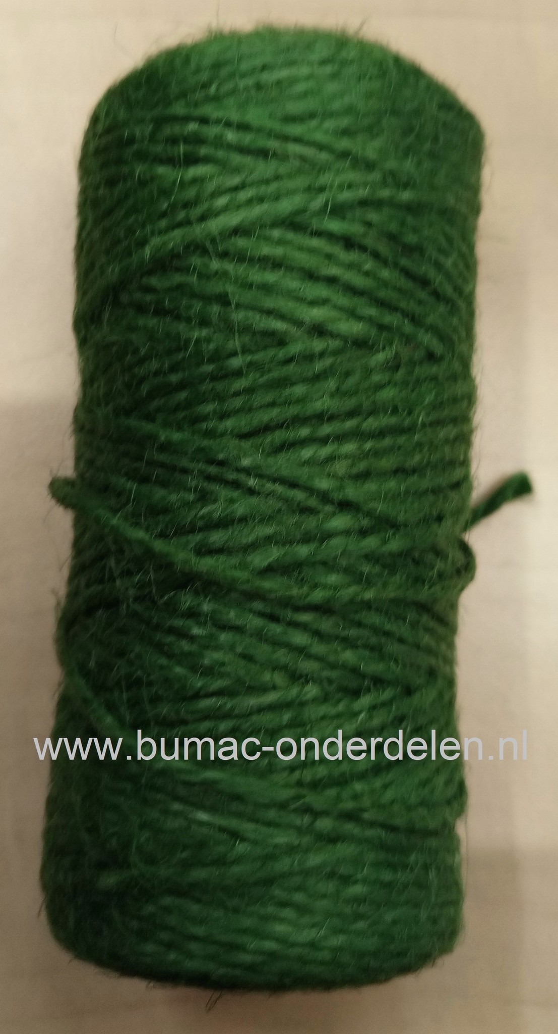 Jute bindtouw, Ø 2 mm en 70 meter op bol. Handig om dingen stevig vast te zetten en verweert bijna niet. Heeft een groene camouflage kleur zodat het in een boeket of struik niet opvalt. Jute wordt dan ook vaak in de tuin gebruikt voor het opbinden van tom