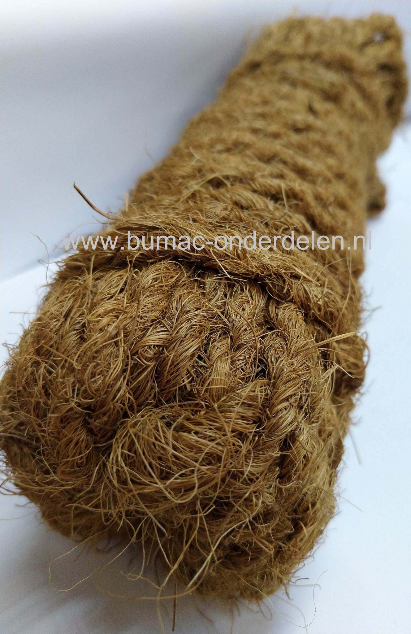 Natuurlijk kokostouw, scheurvast en weerbestendig, 25 meter in een bundel. Voor het opbinden van takken, maar ook decoratief of als boomband te gebruiken. Door zijn natuurlijke eigenschappen is het kokostouw sterk en weersbestendig. Milieuvriendelijk Ko