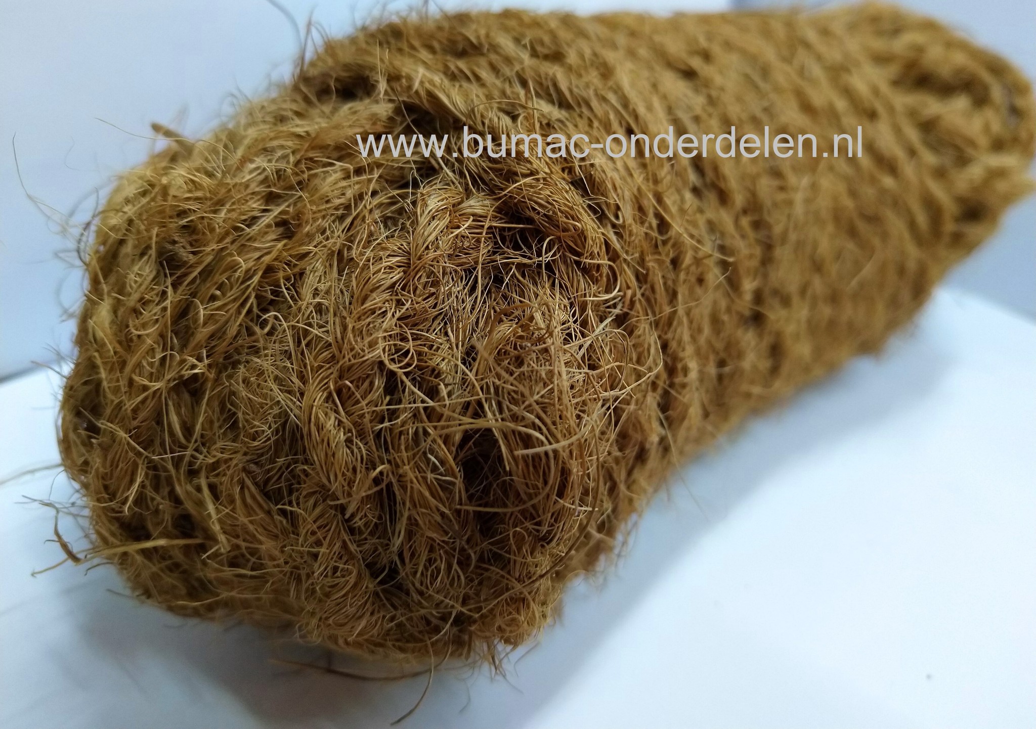 Natuurlijk kokostouw, scheurvast en weerbestendig, 25 meter in een bundel. Voor het opbinden van takken, maar ook decoratief of als boomband te gebruiken. Door zijn natuurlijke eigenschappen is het kokostouw sterk en weersbestendig. Milieuvriendelijk Ko
