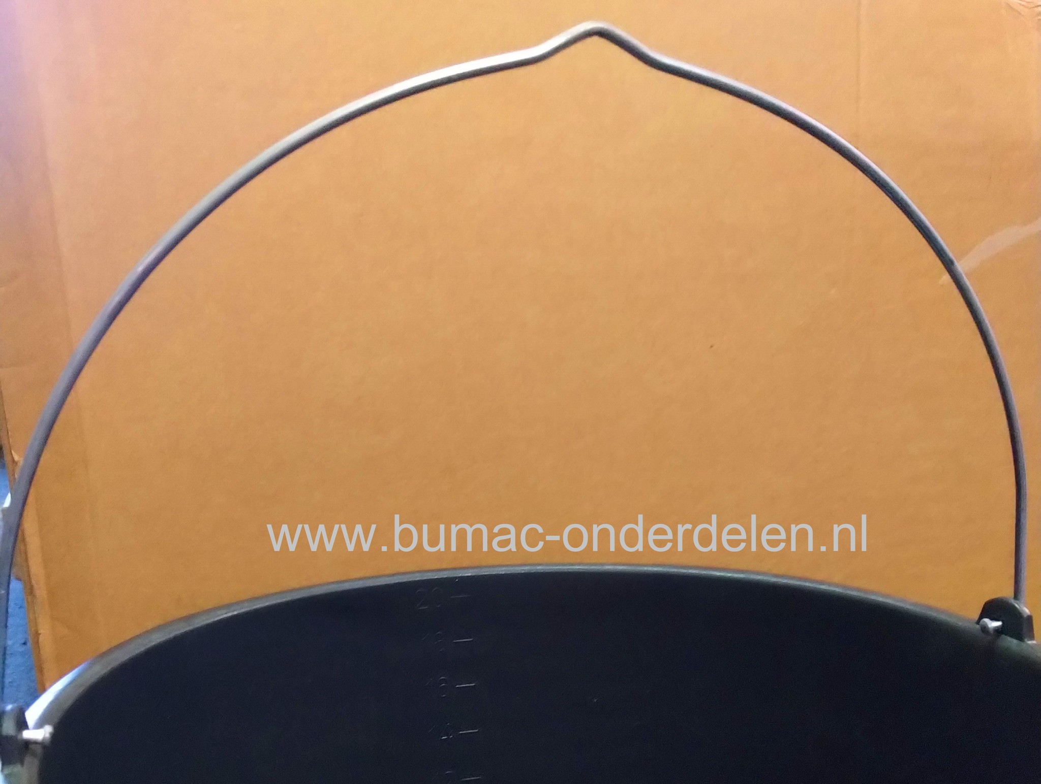 Emmer 20 Ltr, Maat verdeling in Liters aan de zijkant, randversterking, Afmetingen:  hoogte 27,5 cm, Ø 36cm, 20 liter, zwart,  kunststof, Verzinkte beugel  Ø 5 mm, recyclebaar, stevig,  bouwemmer, gereedschapsemmer, huishoudemmer, voeremmer, lekbak, wer