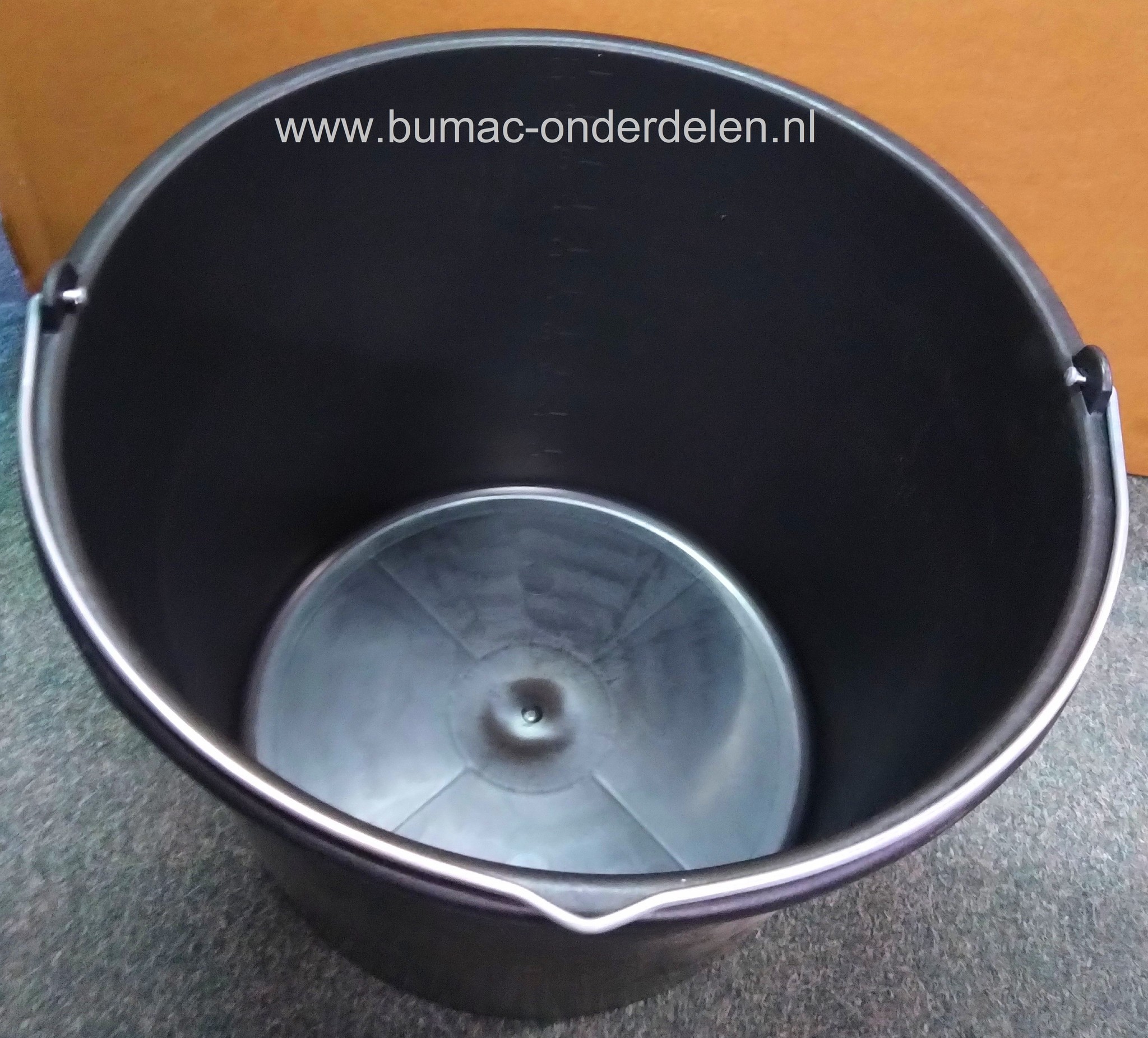 Emmer 20 Ltr, Maat verdeling in Liters aan de zijkant, randversterking, Afmetingen:  hoogte 27,5 cm, Ø 36cm, 20 liter, zwart,  kunststof, Verzinkte beugel  Ø 5 mm, recyclebaar, stevig,  bouwemmer, gereedschapsemmer, huishoudemmer, voeremmer, lekbak, wer