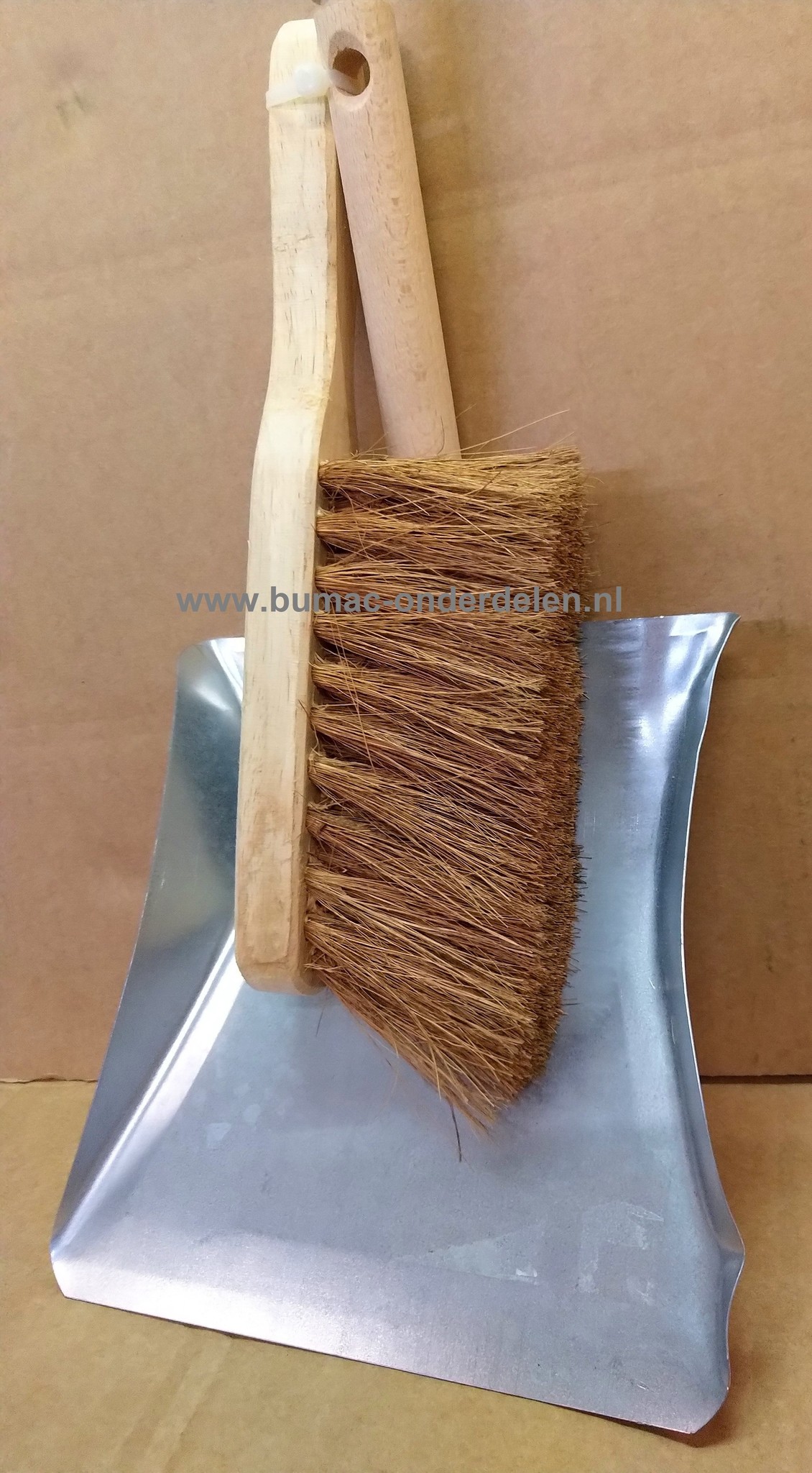 Stoffer en blik schoonmaakset voor binnen en buiten gebruik, Set metalen stofblik en handveger met houten steel en cocos haren. Veegblik met handveger . Stofblik met stoffer, onderdeel
