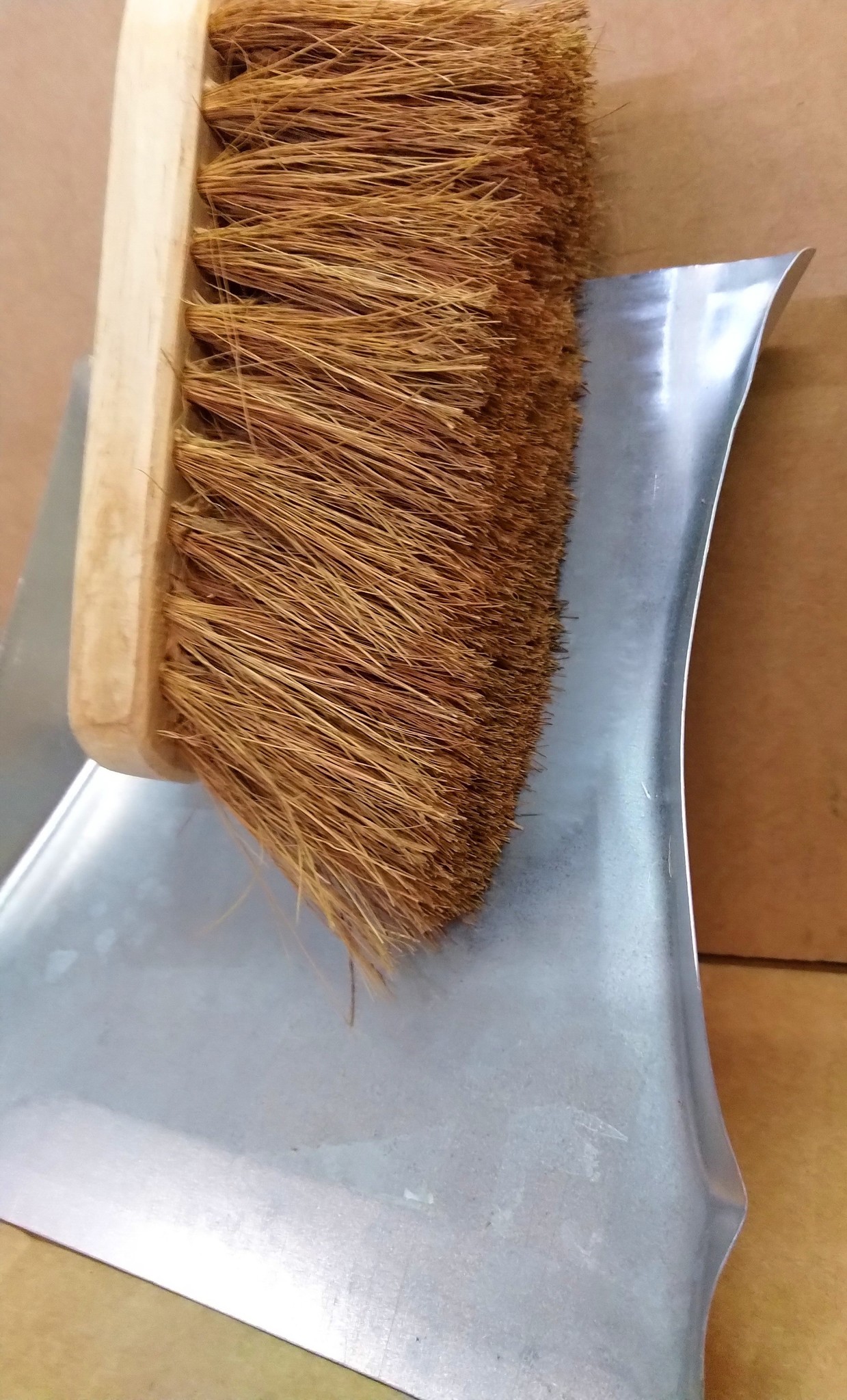 Stoffer en blik schoonmaakset voor binnen en buiten gebruik, Set metalen stofblik en handveger met houten steel en cocos haren. Veegblik met handveger . Stofblik met stoffer, onderdeel