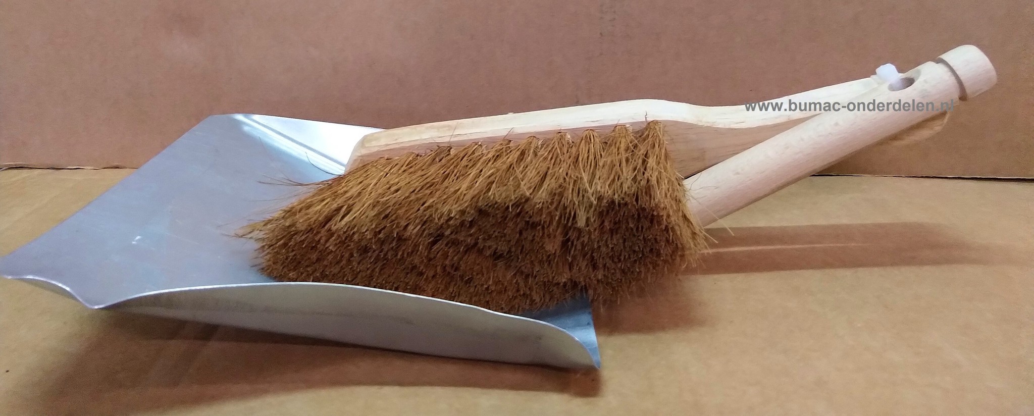 Stoffer en blik schoonmaakset voor binnen en buiten gebruik, Set metalen stofblik en handveger met houten steel en cocos haren. Veegblik met handveger . Stofblik met stoffer, onderdeel