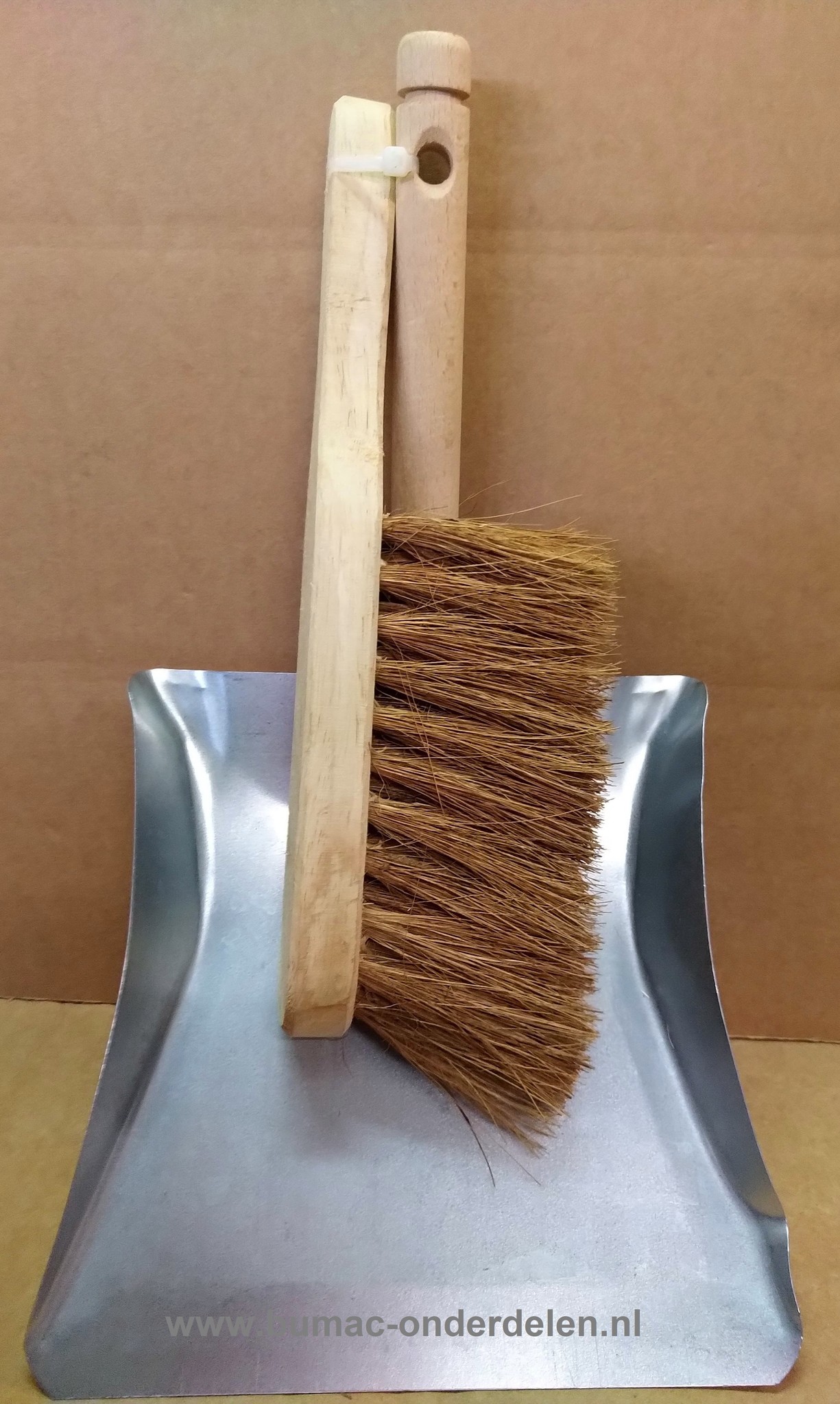 Stoffer en blik schoonmaakset voor binnen en buiten gebruik, Set metalen stofblik en handveger met houten steel en cocos haren. Veegblik met handveger . Stofblik met stoffer, onderdeel