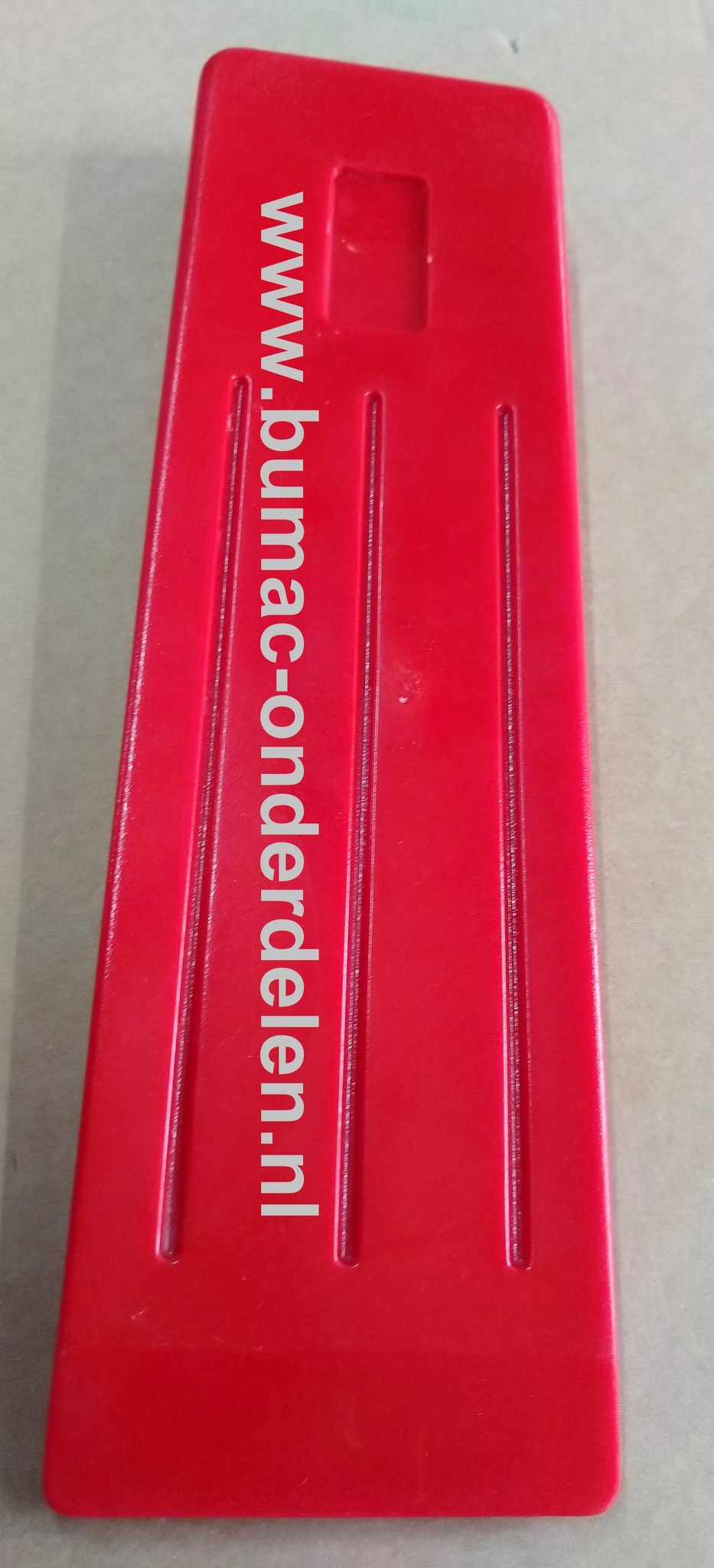 Velwig 190x70x27 mm van hard kunststof rood Eenvoudig hulpmiddel  Een wig is een schuin toelopend blok waarmee iets kan worden vastgeklemd of gekloofd.  Tijdens het vellen van een boom kan de stam het zaagblad na verloop klemmen. Met een Velwig kunt u di