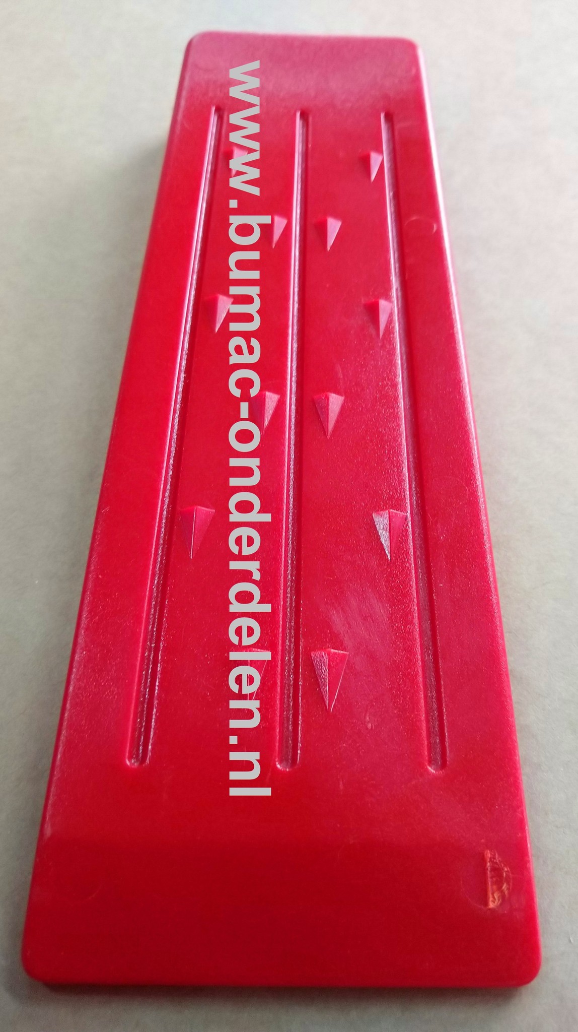 Velwig 190x70x27 mm van hard kunststof rood Eenvoudig hulpmiddel  Een wig is een schuin toelopend blok waarmee iets kan worden vastgeklemd of gekloofd.  Tijdens het vellen van een boom kan de stam het zaagblad na verloop klemmen. Met een Velwig kunt u di