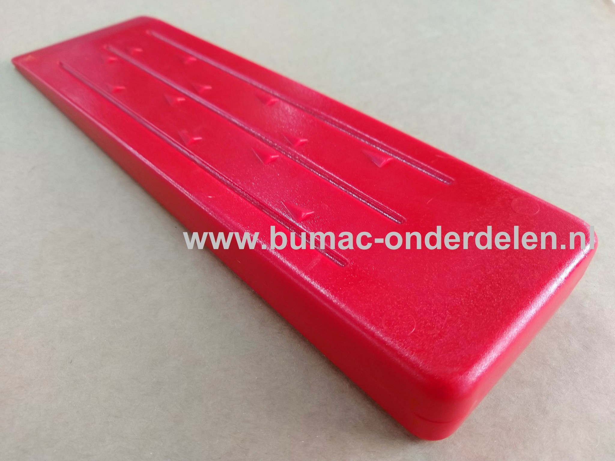 Velwig 190x70x27 mm van hard kunststof rood Eenvoudig hulpmiddel  Een wig is een schuin toelopend blok waarmee iets kan worden vastgeklemd of gekloofd.  Tijdens het vellen van een boom kan de stam het zaagblad na verloop klemmen. Met een Velwig kunt u di