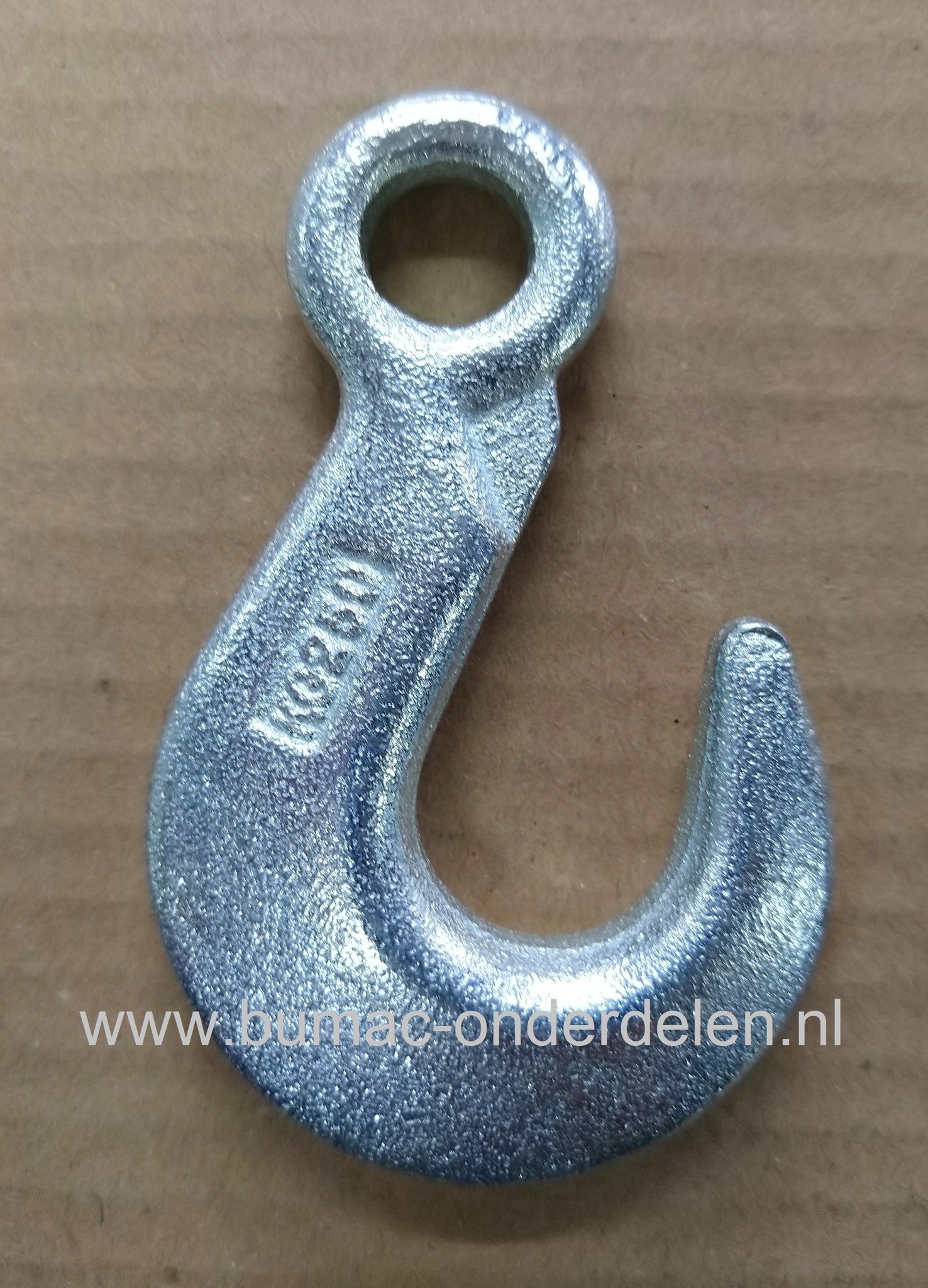 Lasthaak met oog 250KG, verzinkt, gesmeed De werklast geeft aan tot hoeveel gewicht de lasthaak gebruikt kan worden. Daarom is het belangrijk dat u een lasthaak aanschaft die past bij het gewicht dat u wilt vervoeren Toebehoren voor bosbouwkettingen en ka