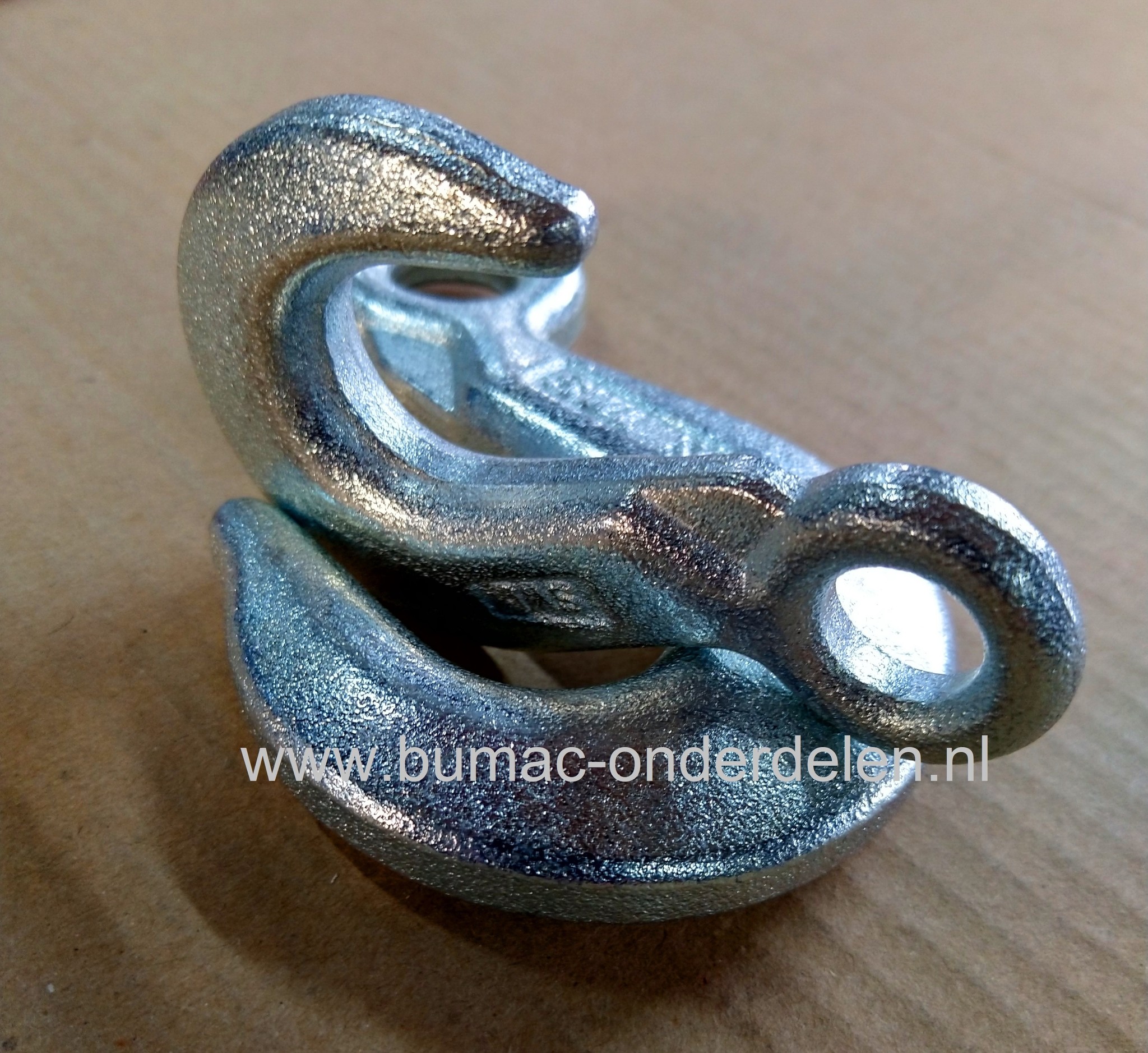 Lasthaak met oog 500KG, verzinkt, gesmeed De werklast geeft aan tot hoeveel gewicht de lasthaak gebruikt kan worden. Daarom is het belangrijk dat u een lasthaak aanschaft die past bij het gewicht dat u wilt vervoeren Toebehoren voor bosbouwkettingen en ka