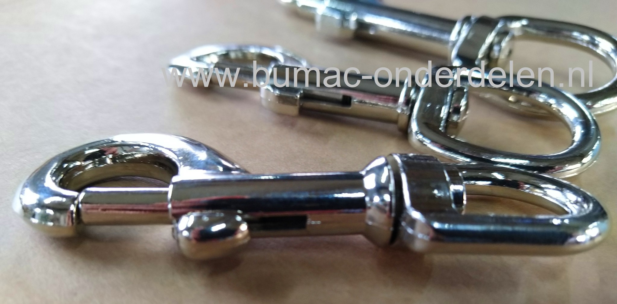 Musketonhaak 5/8, gegalvaniseerd, verzinkt, terugtreksluiting en wartel Musketonhaak is een haak met een schuivend gedeelte die volledig wordt afgesloten.  Hondenscholen, hondenlijnen, halsbanden, textielbedrijven, Musketon