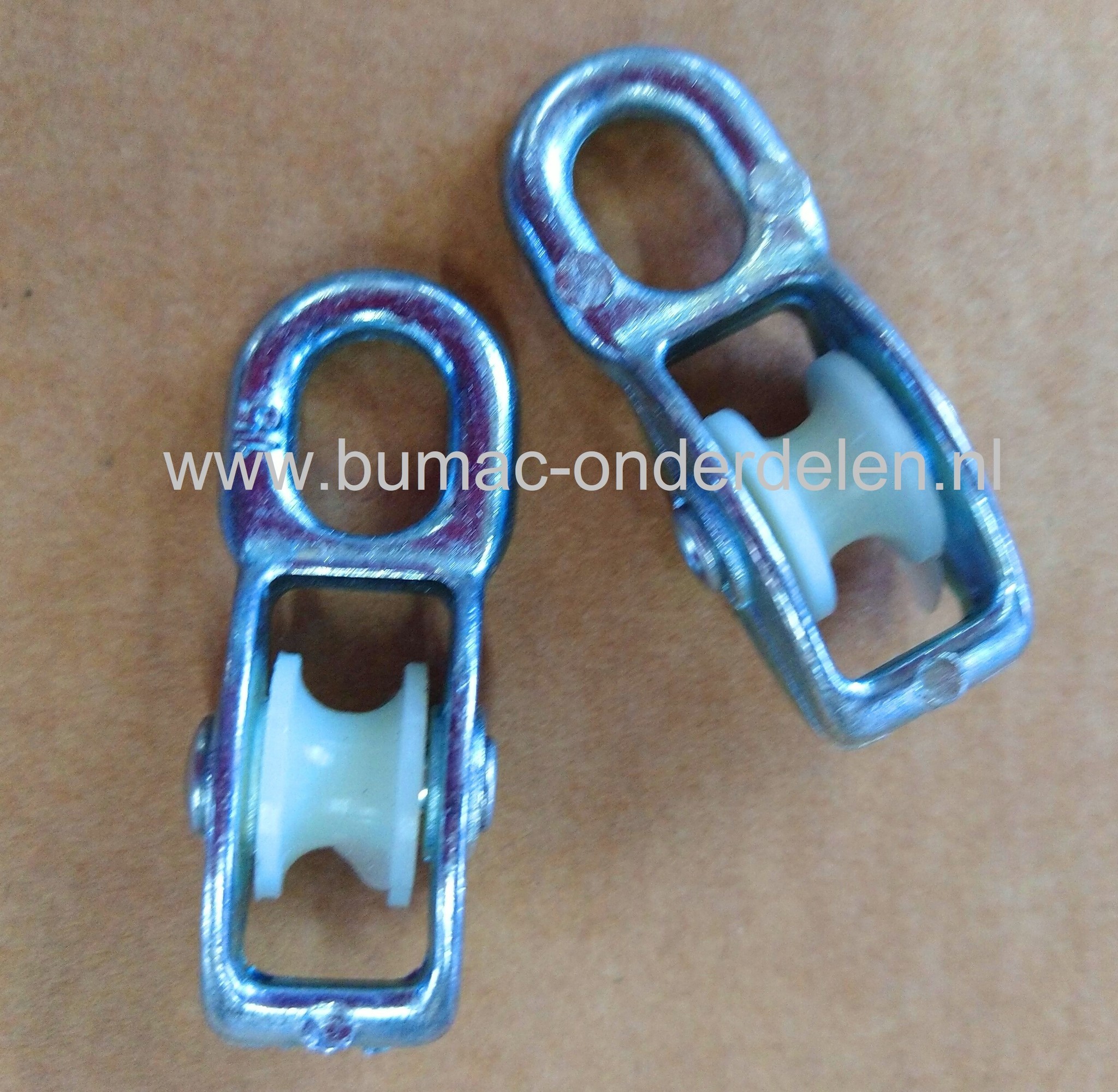 Katrol 8mm, Vast Oog, Verzinkt, Nylon Wiel Max belasting 250Kg Met een katrol is het onder meer mogelijk om zwaardere voorwerpen eenvoudig op te takelen. Maar ook om een kabel een hoek om te laten geleiden Katrollen worden voor verschillende klussen in en