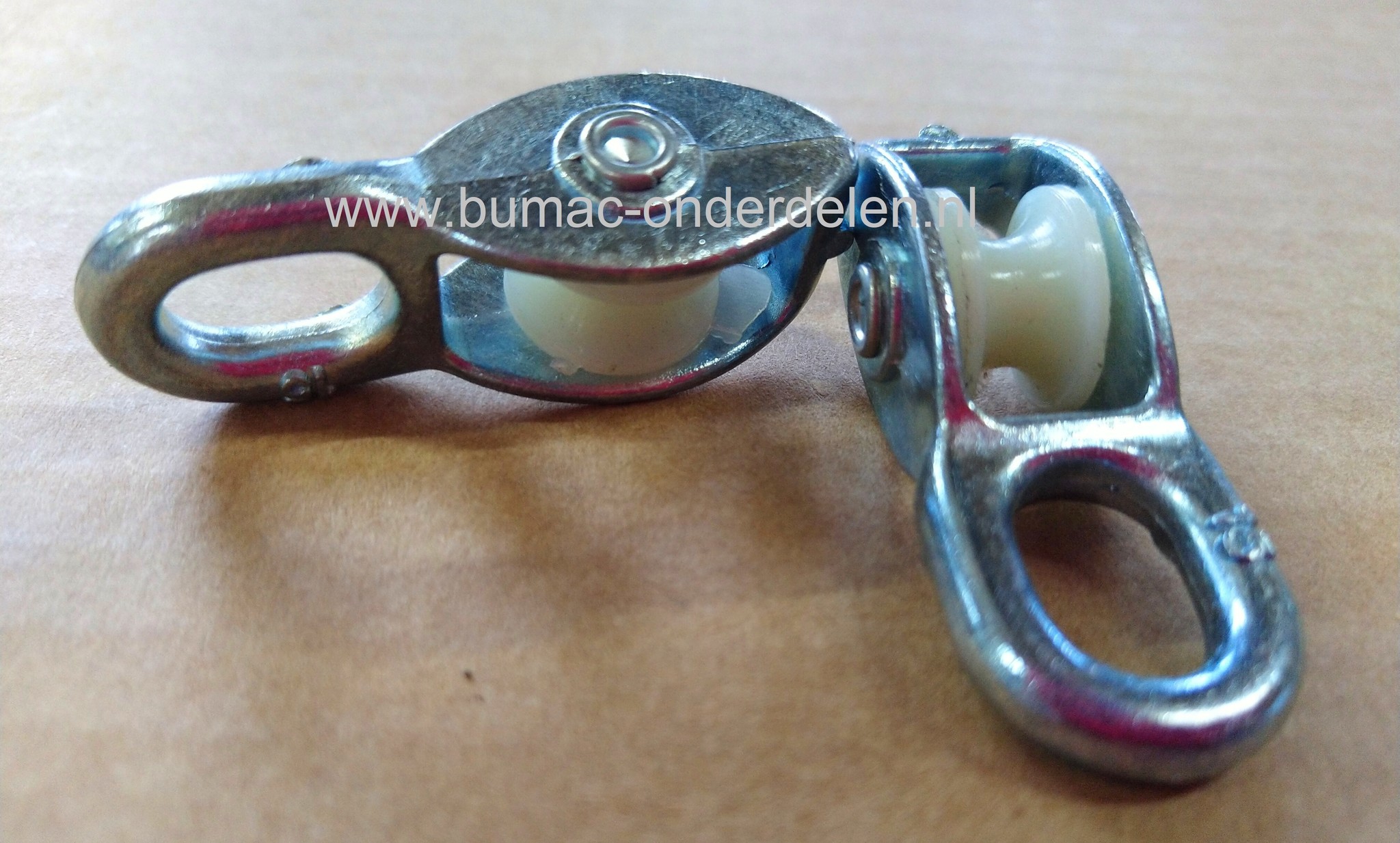 Katrol 8mm, Vast Oog, Verzinkt, Nylon Wiel Max belasting 250Kg Met een katrol is het onder meer mogelijk om zwaardere voorwerpen eenvoudig op te takelen. Maar ook om een kabel een hoek om te laten geleiden Katrollen worden voor verschillende klussen in en