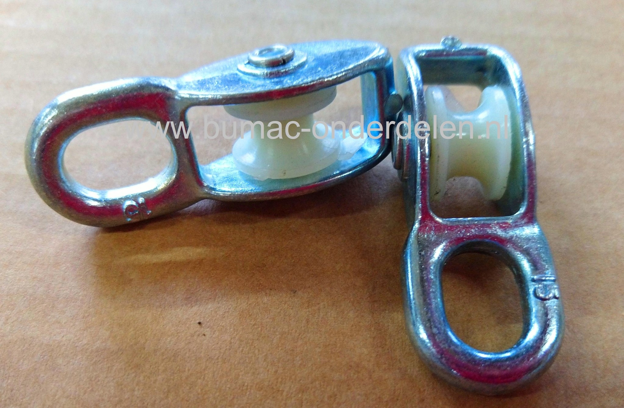 Katrol 12mm, Vast Oog, Verzinkt, Nylon Wiel Max belasting 390Kg Met een katrol is het onder meer mogelijk om zwaardere voorwerpen eenvoudig op te takelen. Maar ook om een kabel een hoek om te laten geleiden Katrollen worden voor verschillende klussen in e