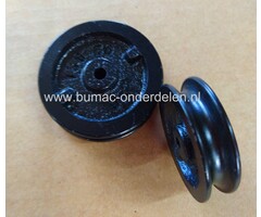 Staaldraadrol 70 mm capaciteit 25Kg Staalkabelrol met Ronde, Uitgedraaide Groef, Naafgat Geboord Voor o.a. het geleiden van draden van de regulateur in machinekamers en hijsdraden voor luikenbruggen.  De staalkabelschijf is toepasbaar in iedere situatie