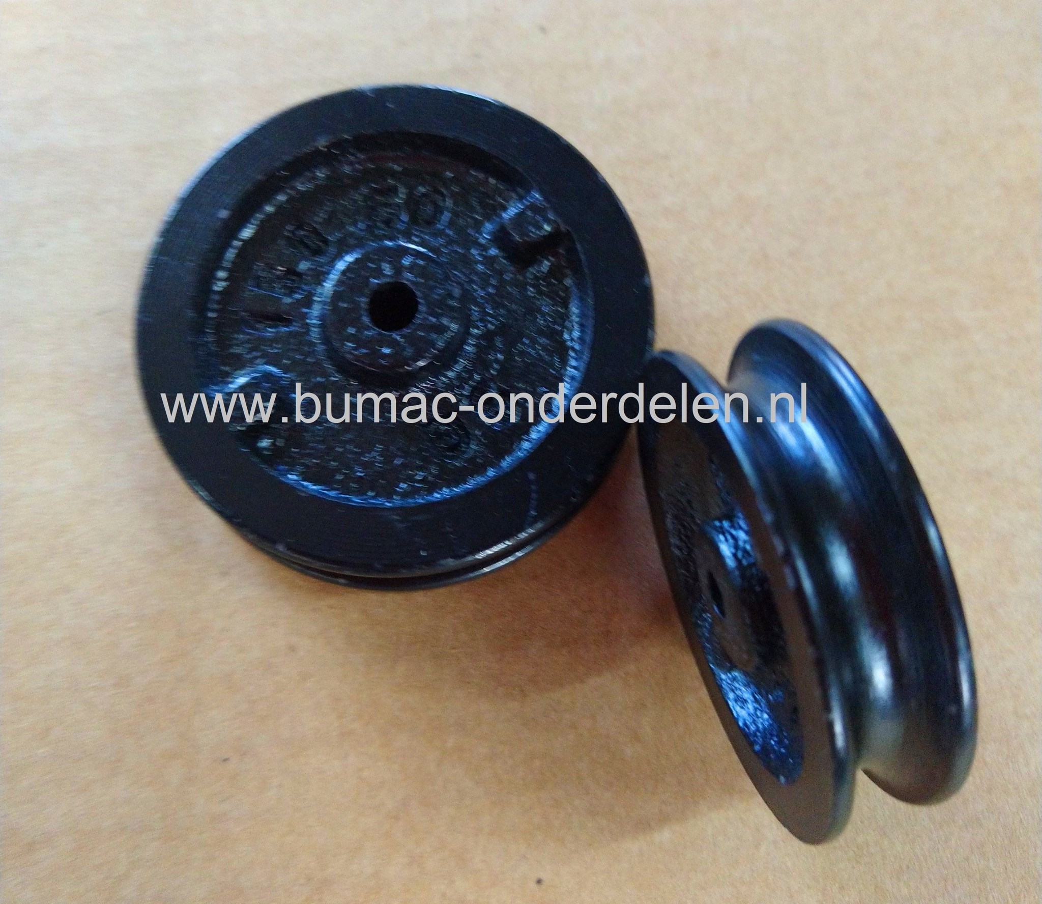 Staaldraadrol 90mm capaciteit 150Kg Staalkabelrol met Ronde, Uitgedraaide Groef, Naafgat Geboord Voor o.a. het geleiden van draden van de regulateur in machinekamers en hijsdraden voor luikenbruggen.  De staalkabelschijf is toepasbaar in iedere situatie