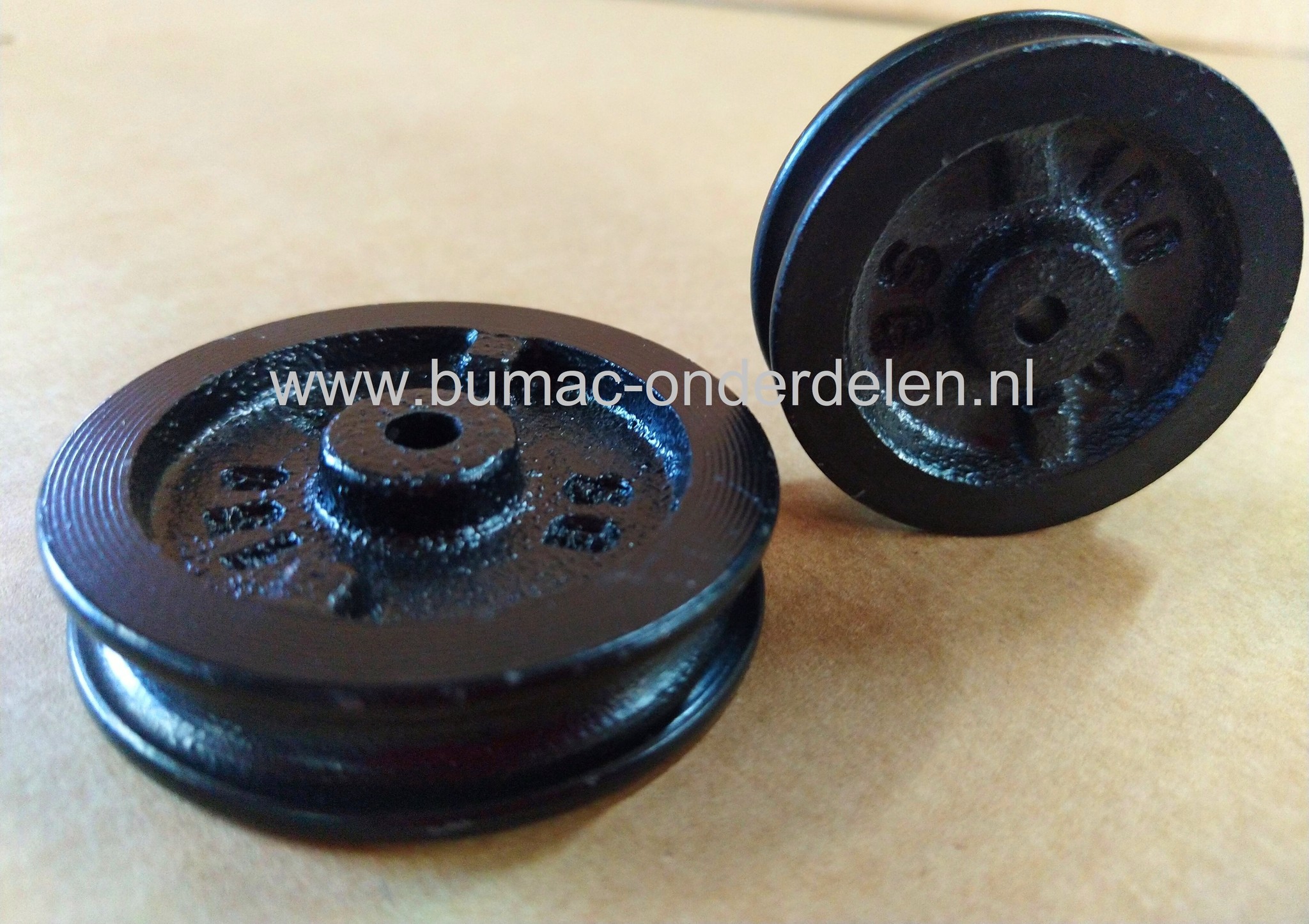 Staaldraadrol 180mm capaciteit 300Kg Staalkabelrol met Ronde, Uitgedraaide Groef, Naafgat Geboord Voor o.a. het geleiden van draden van de regulateur in machinekamers en hijsdraden voor luikenbruggen.  De staalkabelschijf is toepasbaar in iedere situatie