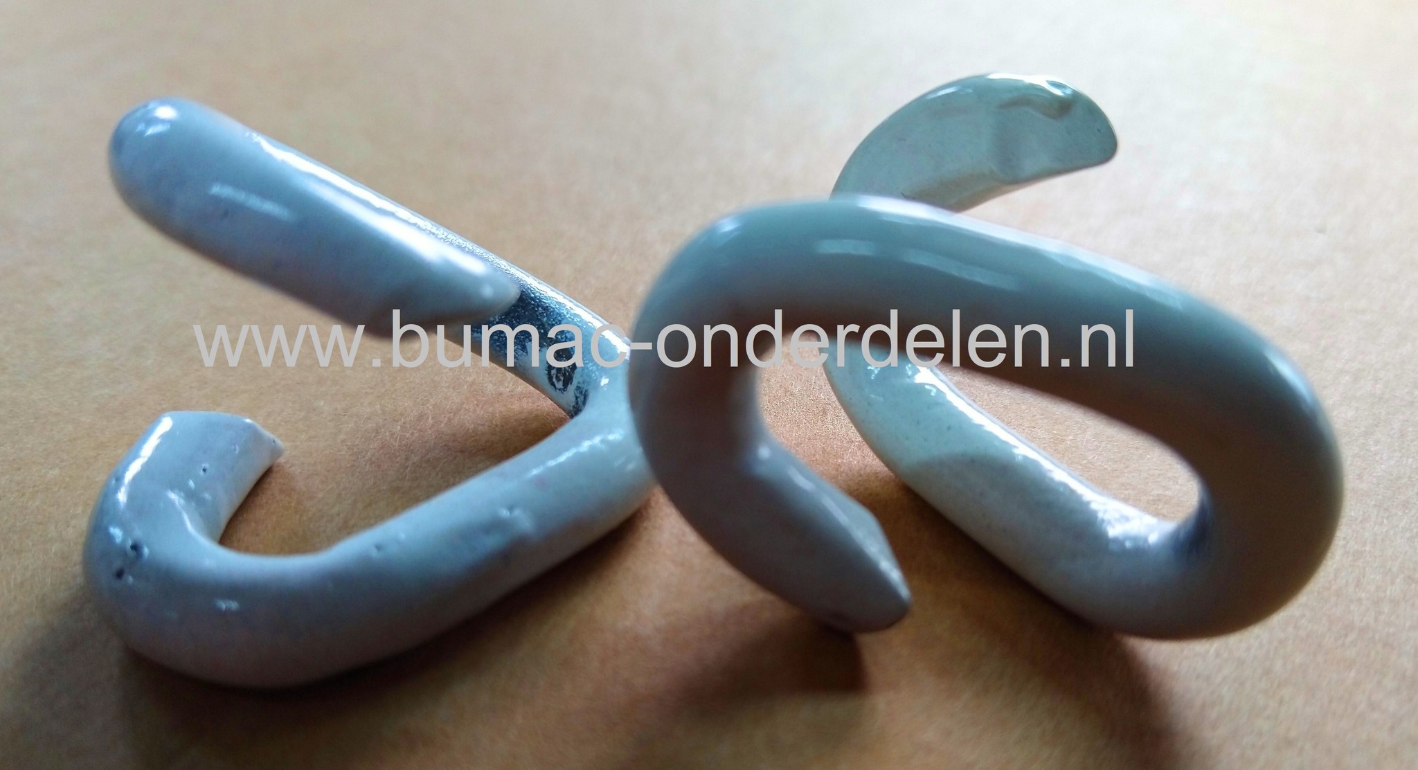 Noodschakel 6mm Bekleed met Wit Kunststof  ook wel 'quicklink' of snelsluiting genoemd, kan dicht geknepen worden waardoor een verbinding snel tot stand kan worden gebracht  Geschikt voor het verbinden van kettingen Staalkabels Kettingen en Toebehoren -