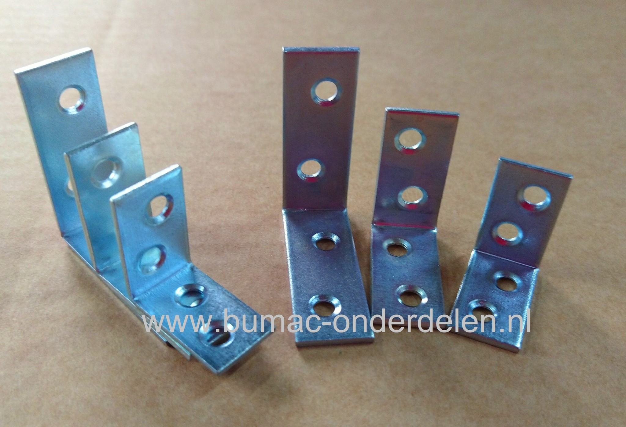 Stoelhoek 90º - 40x40x15x2mm Verzinkt  Een Stoelhoek is een goede manier om Haakse (Hout)verbindingen te maken.