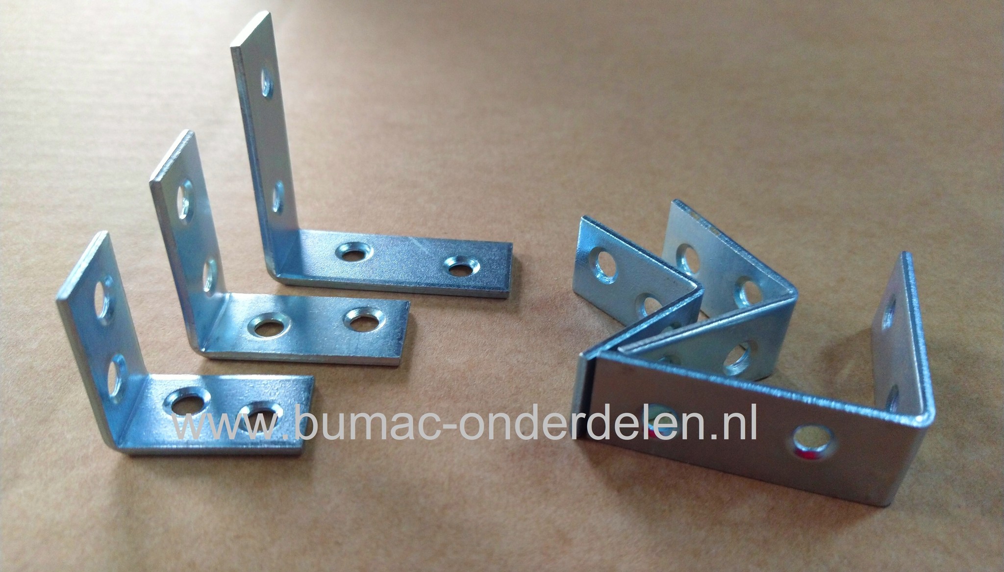 Stoelhoek 90º - 50x50x15x2mm Verzinkt  Een Stoelhoek is een goede manier om Haakse (Hout)verbindingen te maken.