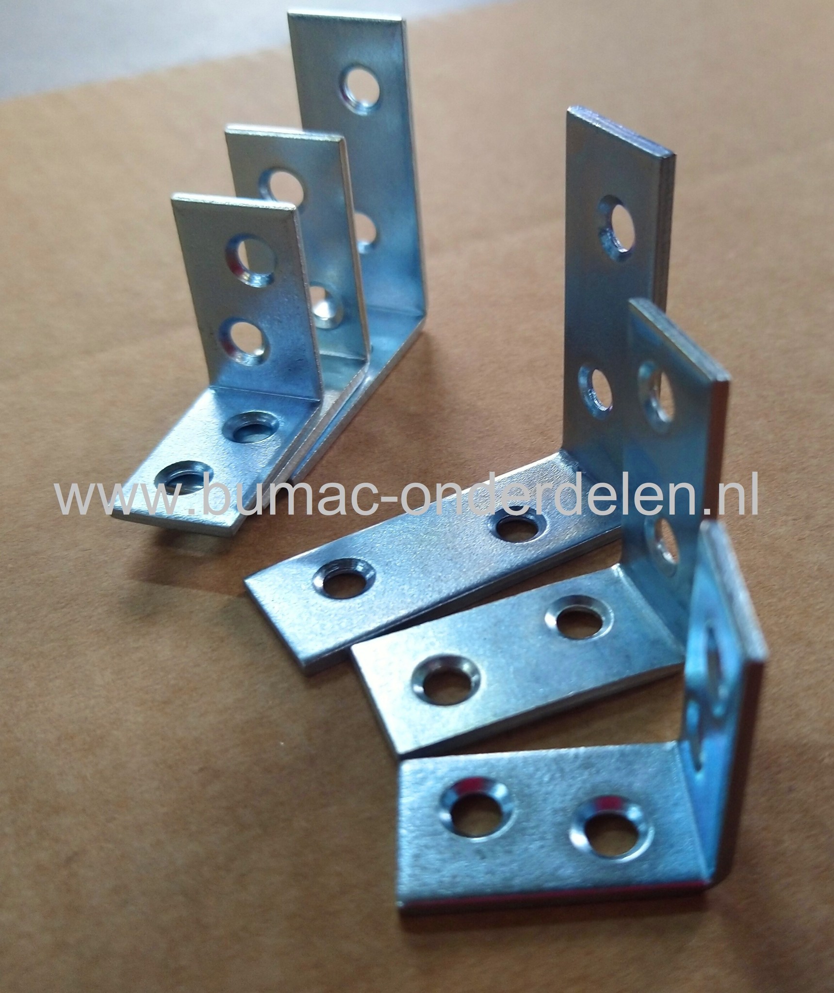 Stoelhoek 90º - 50x50x15x2mm Verzinkt  Een Stoelhoek is een goede manier om Haakse (Hout)verbindingen te maken.