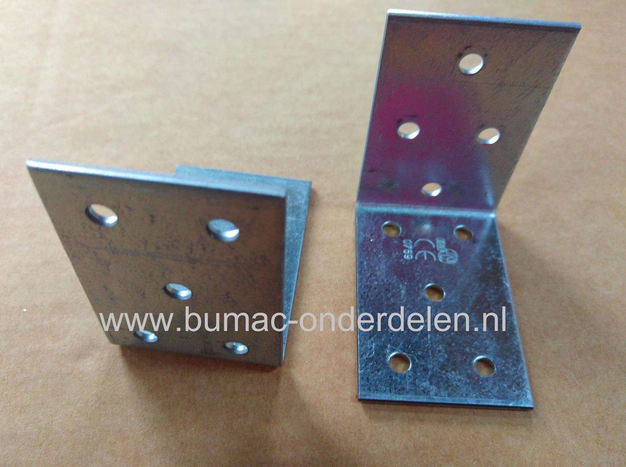Hoekanker 60x60x40x2 mm Verzinkt Een hoekanker is een stalen Verbindingsmiddel die balken loodrecht aan elkaar bevestigd