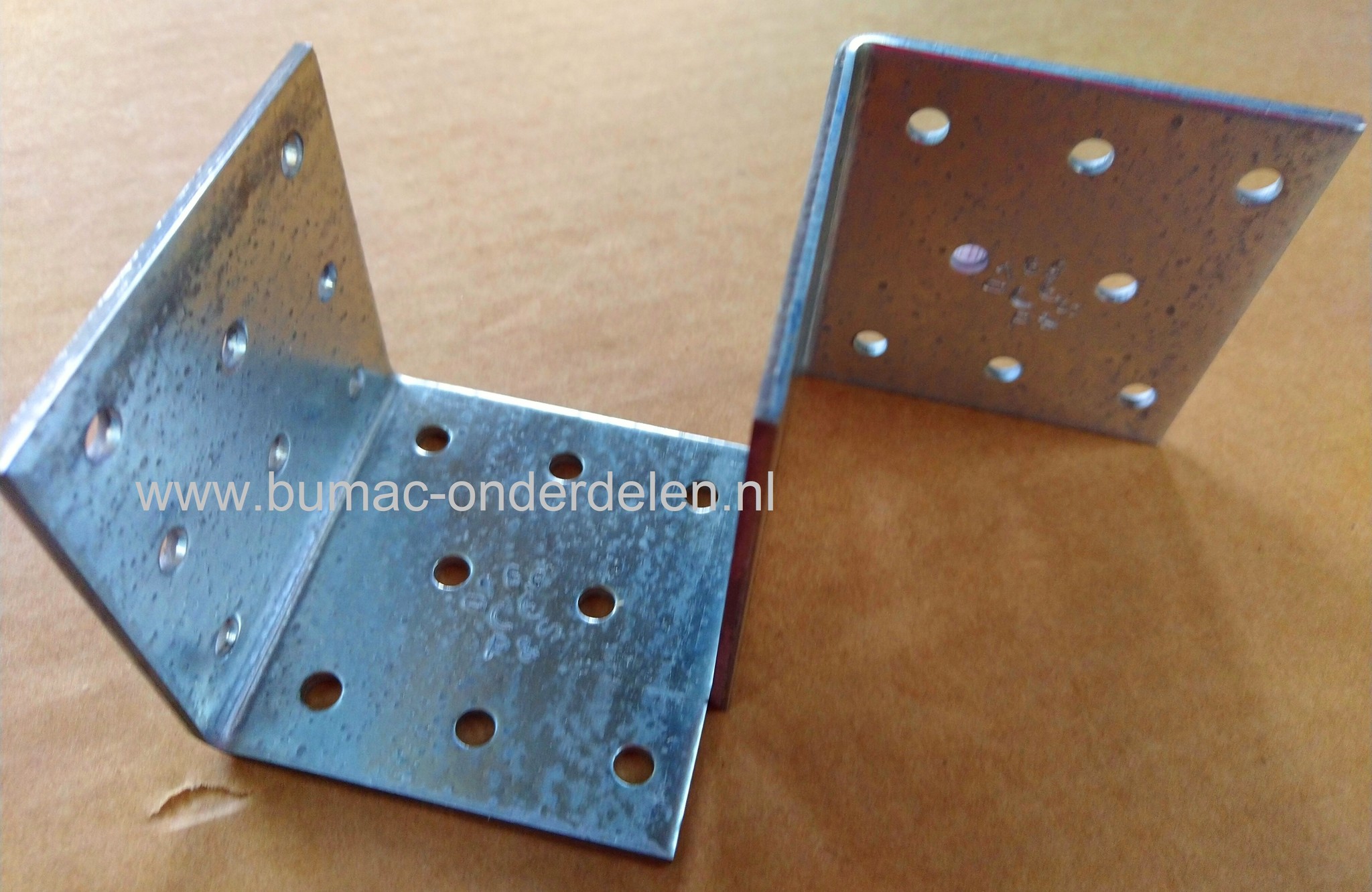 Hoekanker 60x60x60x2,5 mm Verzinkt Een hoekanker is een stalen Verbindingsmiddel die balken loodrecht aan elkaar bevestigd