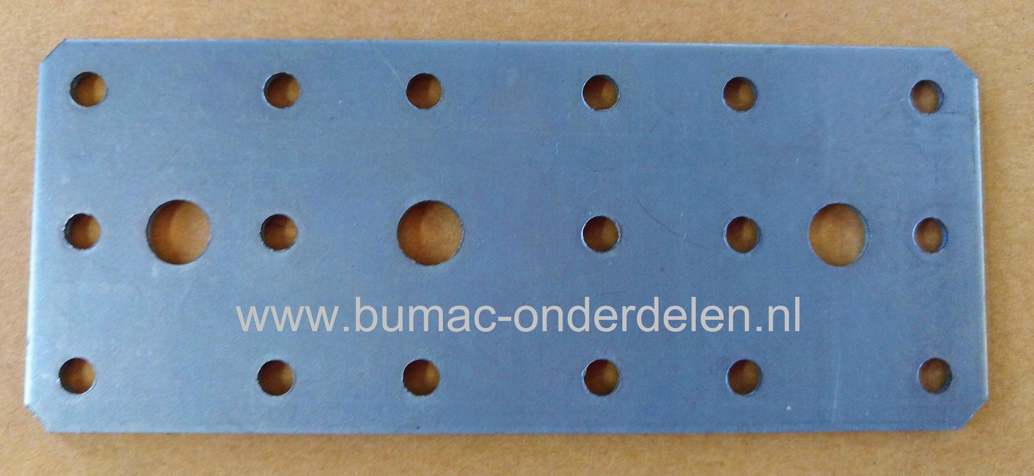 Verbindingsplaat 135x55x2 mm Verzinkt, Afgeronde Hoeken, Gevarieerd (Slob)Gatenpatroon Houten Balken en/of Regels vlak met elkaar te verbinden