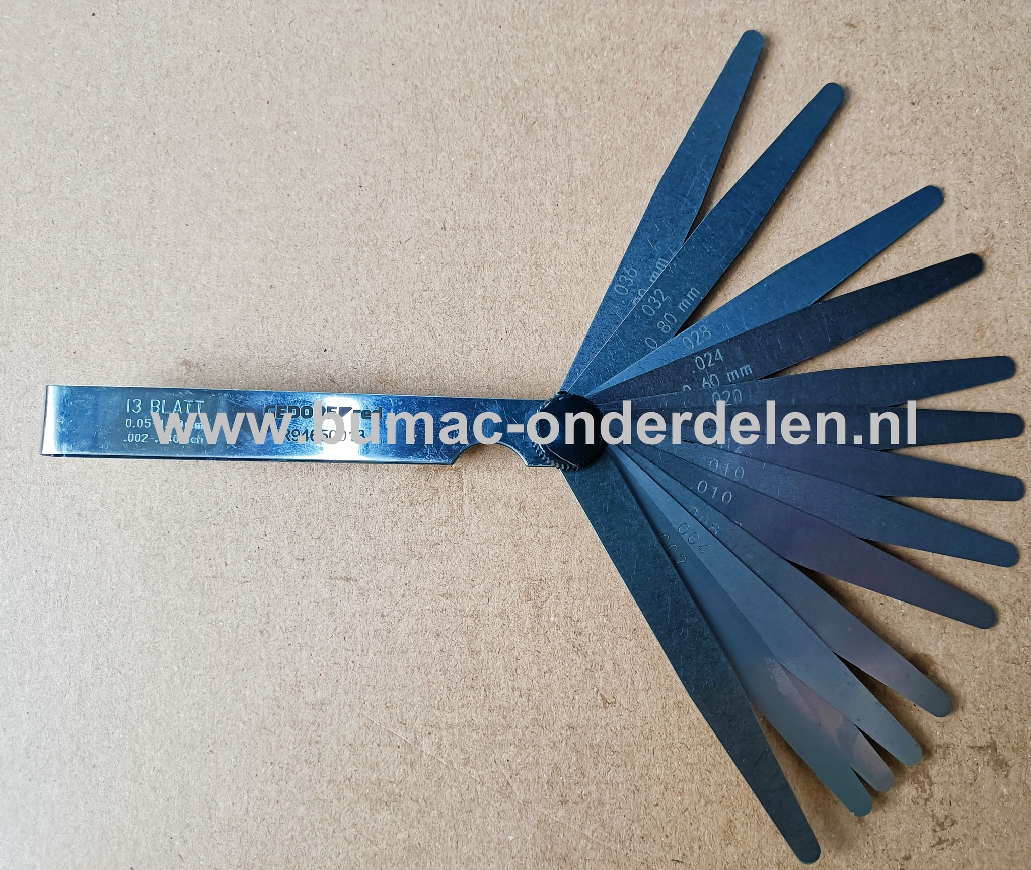 Voelermaat 0,05 tot 1,00 mm De Voelermaat heeft 13 maten van 0,05 to 1,00 mm Met behulp van een voelermaat kan je perfect tussenruimtes meten in Tuintrekkers, Grasmaaiers, Zitmaaiers, Frontmaaiers, Kettingzagen, Bosmaaiers, Trimmers, Aggregaat