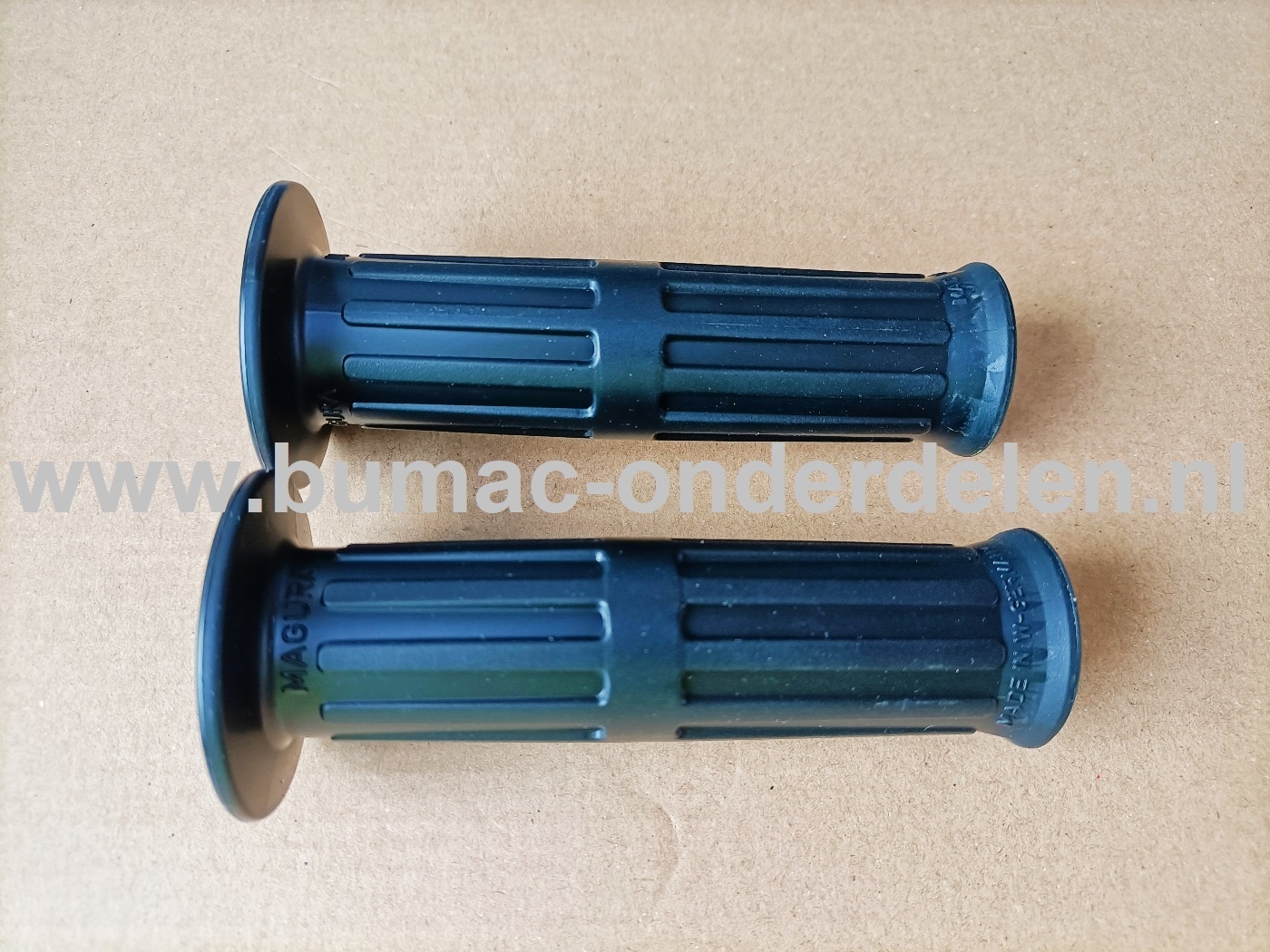 Kunststof Handvat set van 2 op Kruiwagen, Tuinfrees, Generator, Steekwagen, Bolderkar, Aggregaat, Grasmaaier, Kooimaaier, Brommer, Ruwterreinmaaier, Veegmachine, Strooier, Bosmaaier, Heggenschaar, Tuinwals, Grasrol, Grondboor, Handgreep