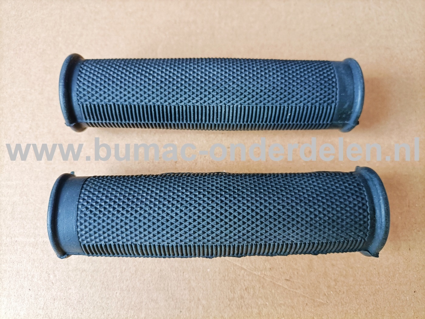 Kunststof Handvat set van 2 op Kruiwagen, Tuinfrees, Generator, Steekwagen, Bolderkar, Aggregaat, Grasmaaier, Kooimaaier, Brommer, Ruwterreinmaaier, Veegmachine, Strooier, Bosmaaier, Heggenschaar, Tuinwals, Grasrol, Grondboor, Handgreep