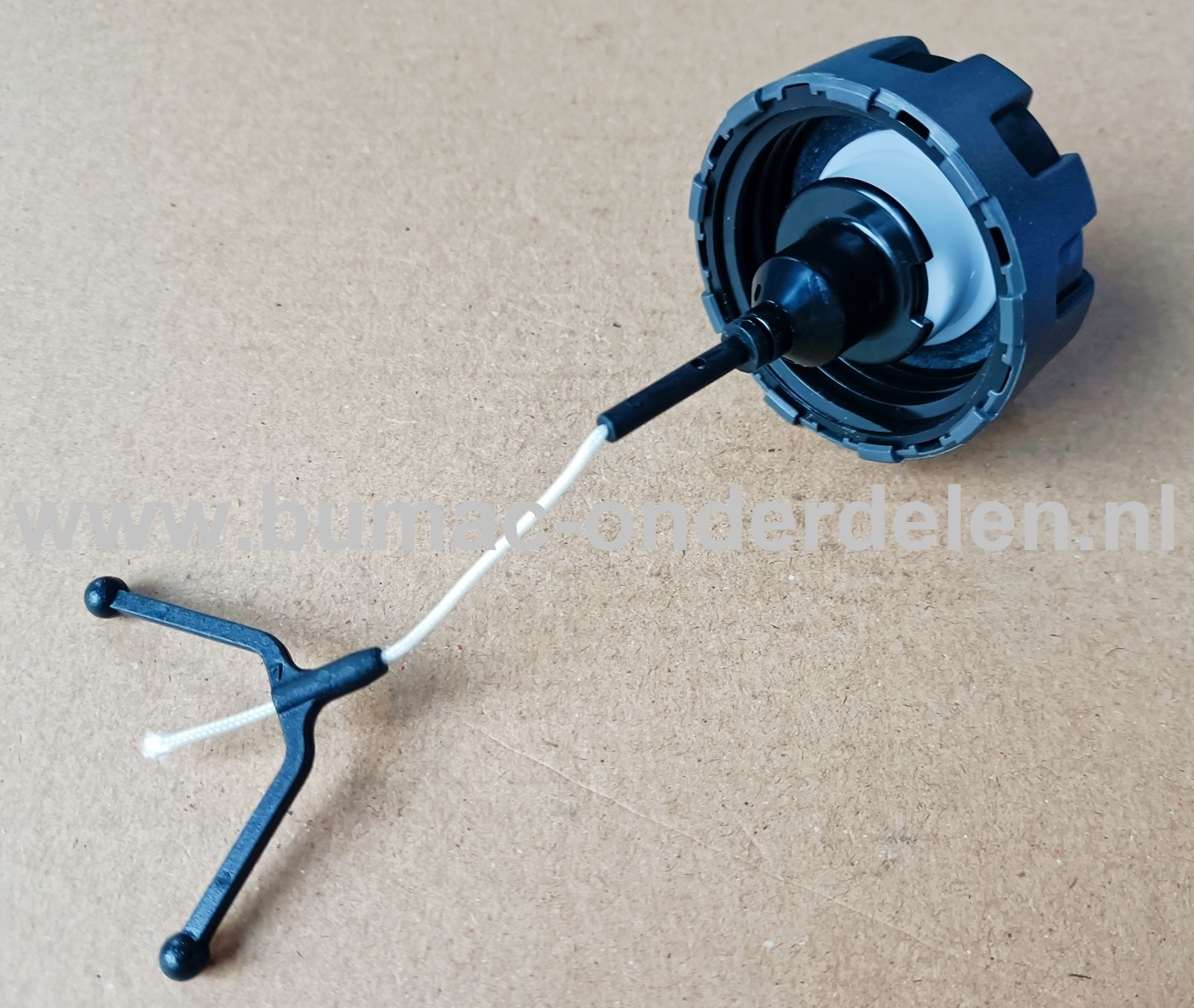 Benzinedop voor Husqvarna en Jonsered Bosmaaier, Brandstofdop komt onder andere voor op Husqvarna 343F, 343FR, 345FR, 345FX, 345FxT Bermmaaier, Motorzeis