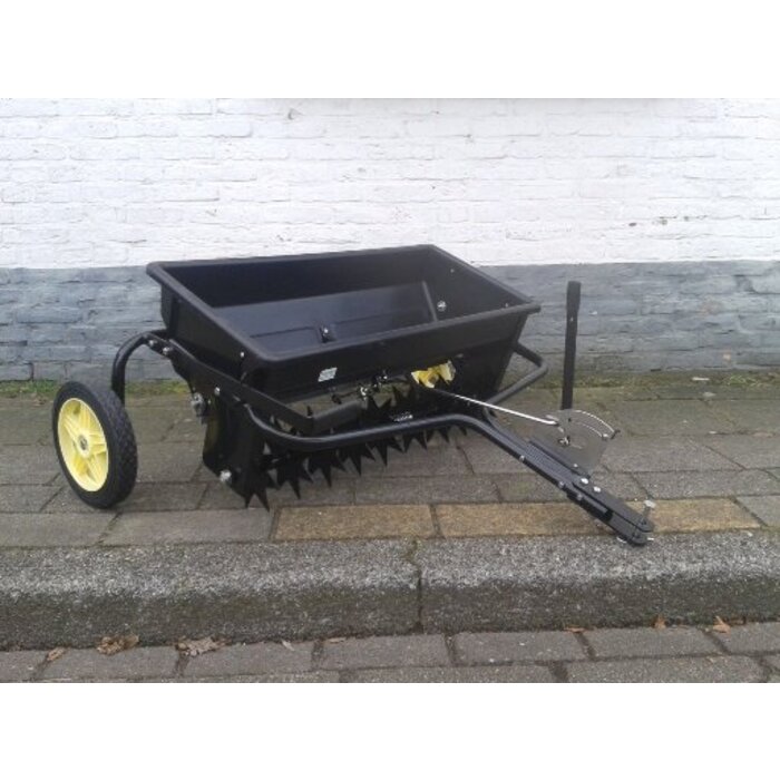 Handige Gazonbeluchter en Kunstmeststrooier Combinatie voor achter de Zitmaaier of Quad, Prikrol met Strooibak