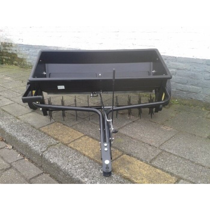 Handige Gazonbeluchter en Kunstmeststrooier Combinatie voor achter de Zitmaaier of Quad, Prikrol met Strooibak