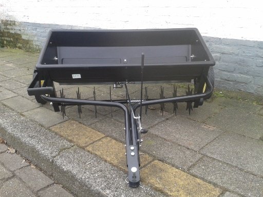 Handige Gazonbeluchter en Kunstmeststrooier Combinatie voor achter de Zitmaaier of Quad, Prikrol met Strooibak