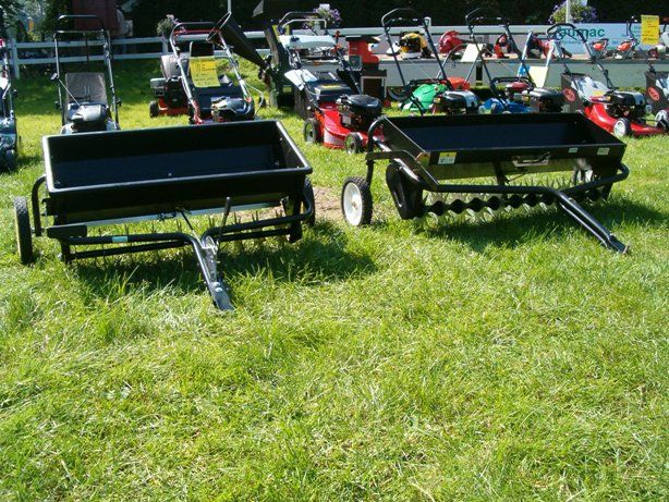 Handige Gazonbeluchter en Kunstmeststrooier Combinatie voor achter de Zitmaaier of Quad, Prikrol met Strooibak