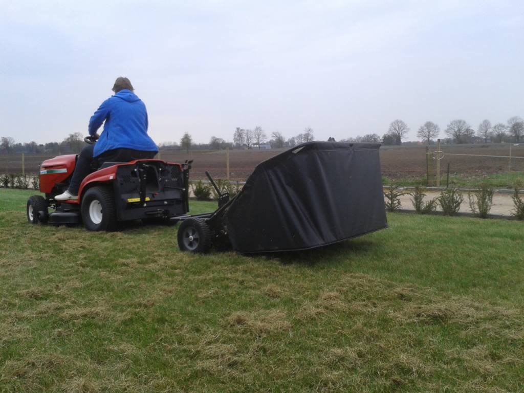 Veegmachine onderdeel – 42 inch werkbreedte, XL opvangzak 420 L, spiraalborstel en verstelbare werkhoogte (Turfmaster)