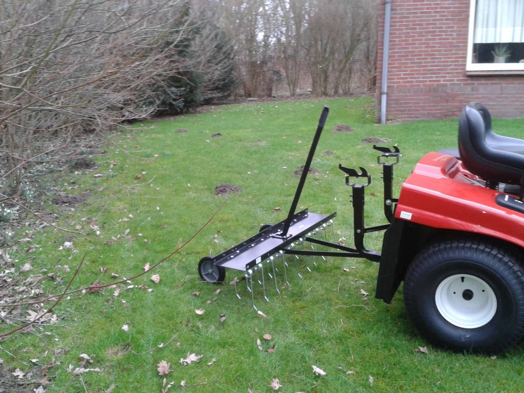 Ontmosser, Verticuteermachine, mos verwijderaar, Ontmossen achter Zitmaaier - Frontmaaier of Quad - Copy