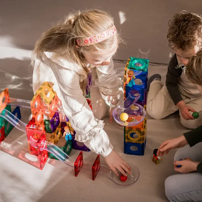 Gladi Tiles magnetische knikkerbaan 128-delig – kleurrijk, leerzaam en eindeloos bouwplezier