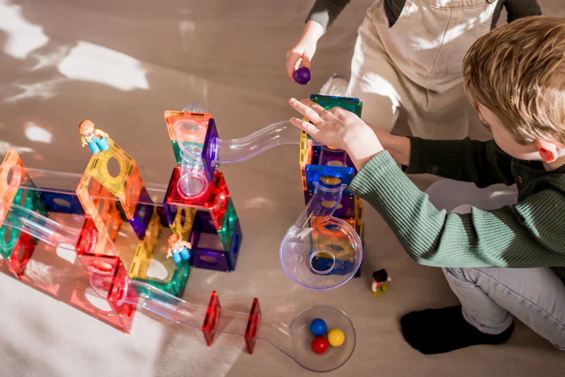 Gladi Tiles magnetische knikkerbaan 128-delig – kleurrijk, leerzaam en eindeloos bouwplezier