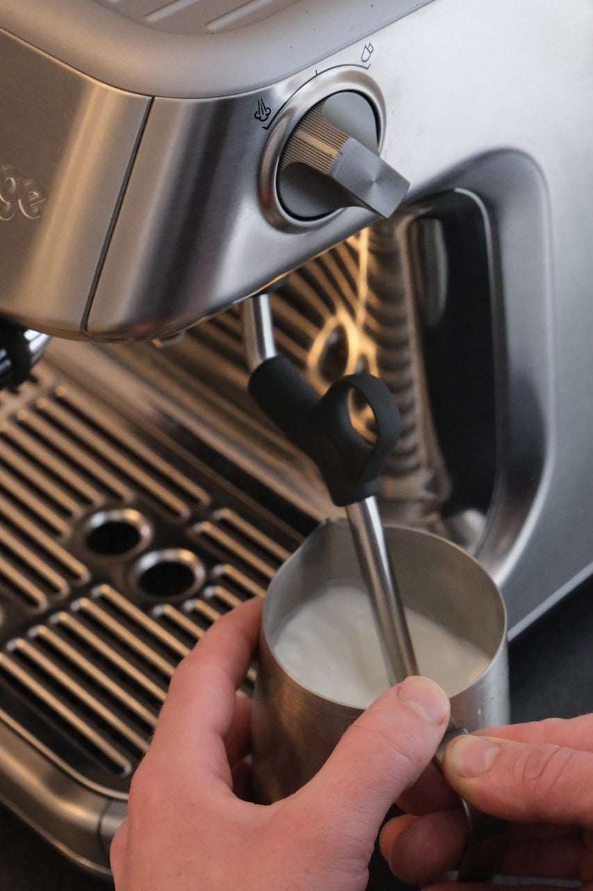 Melk opschuimen met het stoompijpje van de Sage Barista Pro