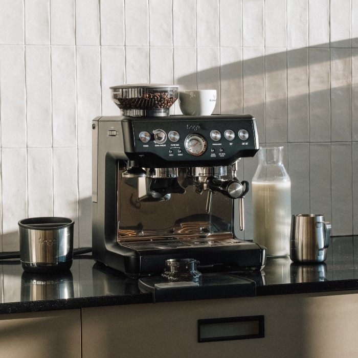 Doorsnede van het ThermoJet-verwarmingssysteem van de Sage Barista Pro, met de koude en verwarmde waterstroom