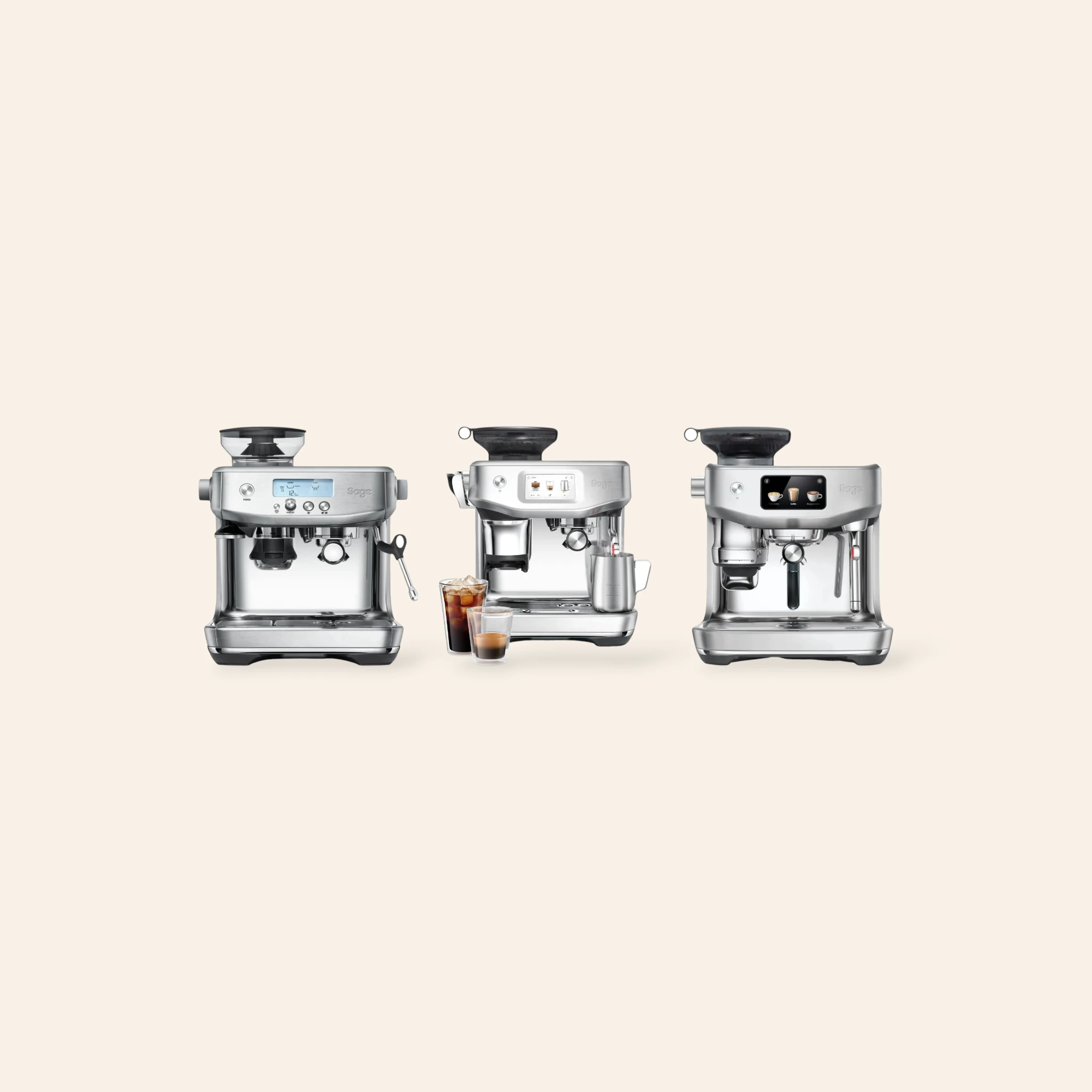 Drie Sage-espressomachines naast elkaar op een crèmekleurige achtergrond