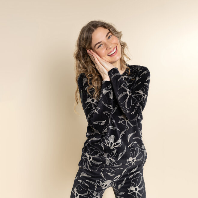 Charlie Choe Women’s Pyjamas, Black Floral, Velour