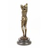 Bronzen beeld van een naakt poserende man