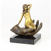 Bronzen beeld van een vrouwelijk naakt in een handpalm