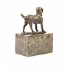 Bronzen beeld van een staande hond
