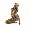 Bronzen beeld van zichzelf bevredigende knielende naakte dame